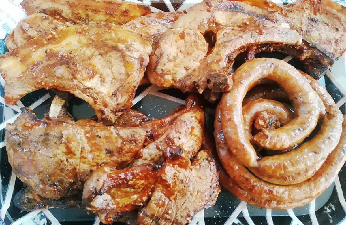 Braaied chops with a coil of sausage on a tray